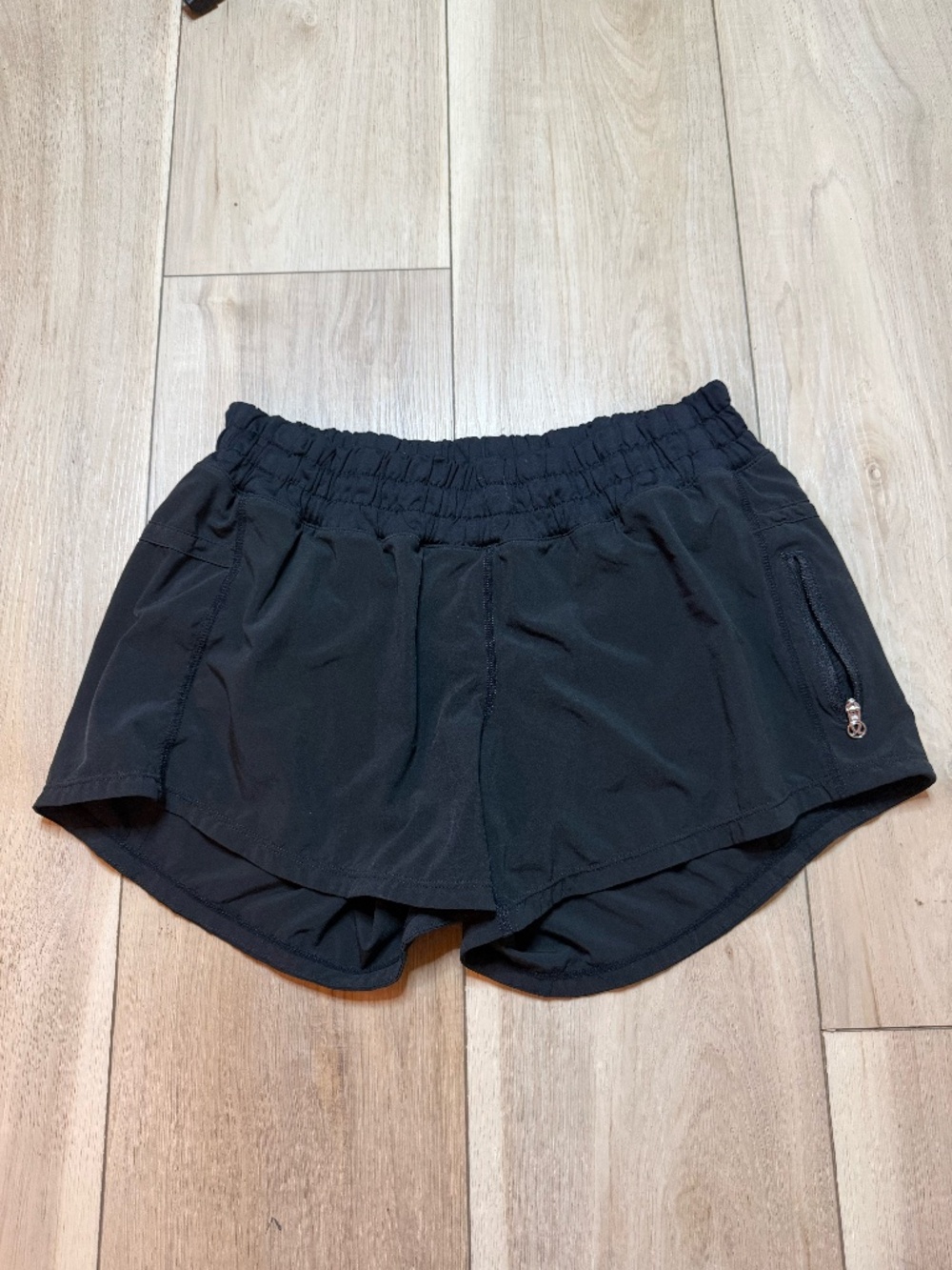 Lululemon Black Low Rise Speed Running Shorts Women’s Size 6 Zip Pocket